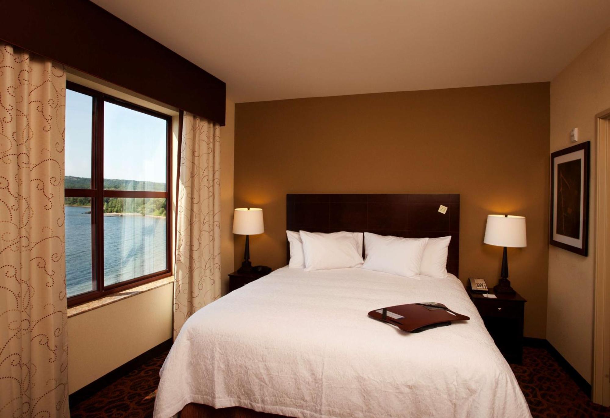 Hampton Inn Marquette-Waterfront Exteriör bild