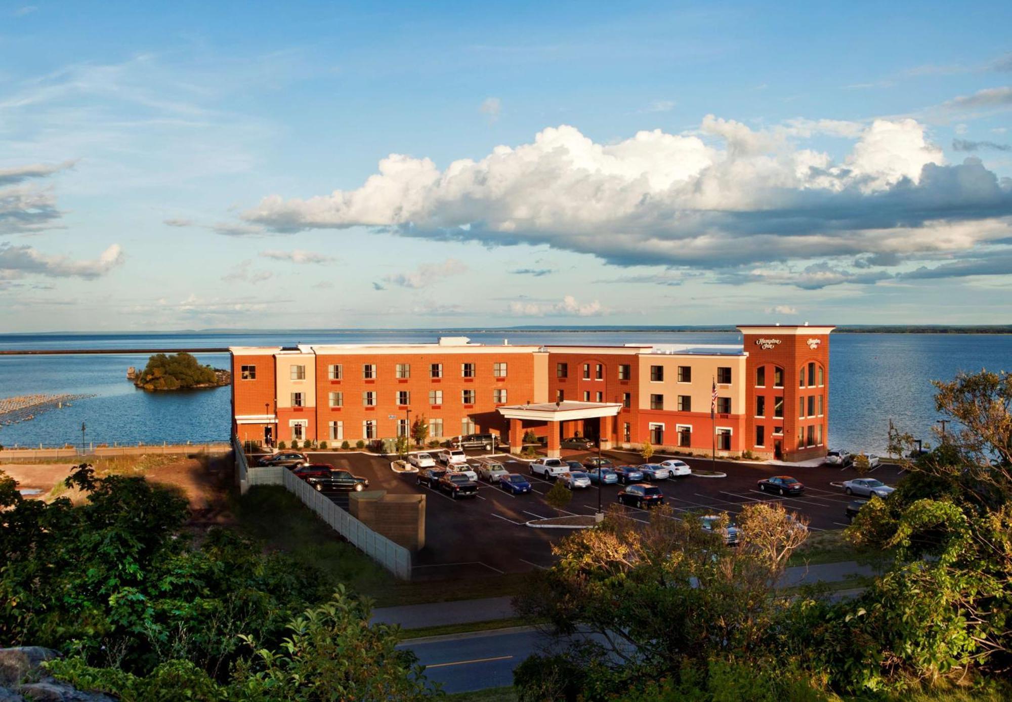 Hampton Inn Marquette-Waterfront Exteriör bild